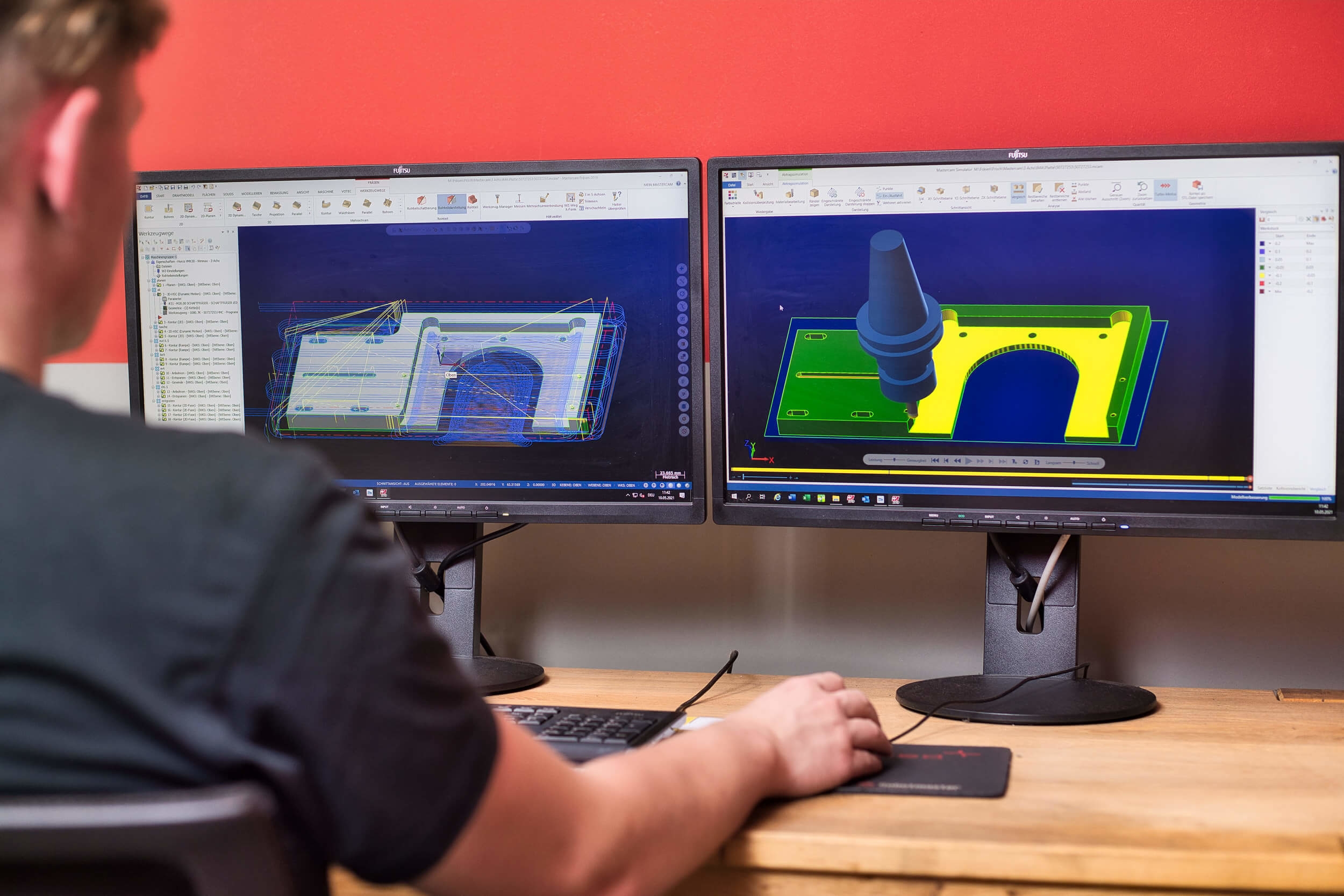 Ein Mitarbeiter optimiert ein 3-D Modell eines Werkstücks am PC - VoTec - CNC Drehen und Fräsen