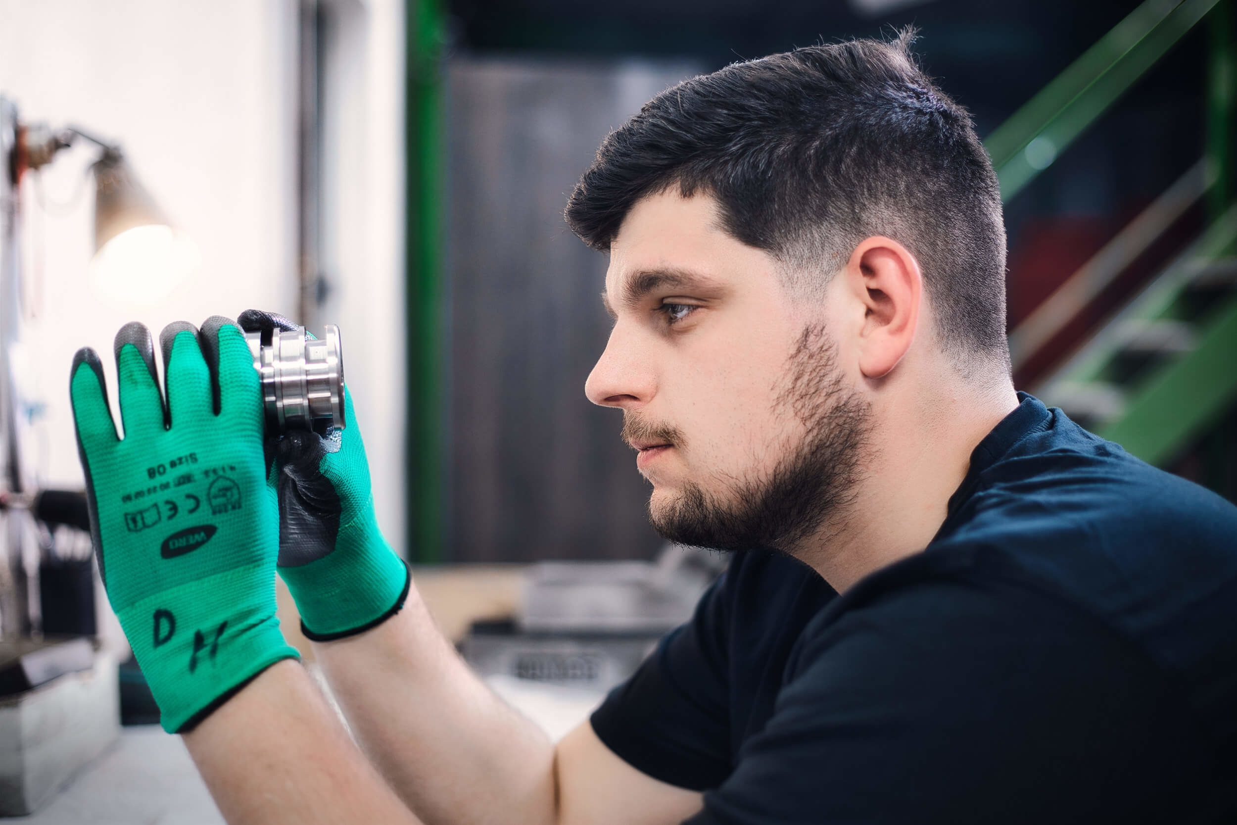 VoTech Mitarbeiter mit einem präzisem Werkstück in der Hand