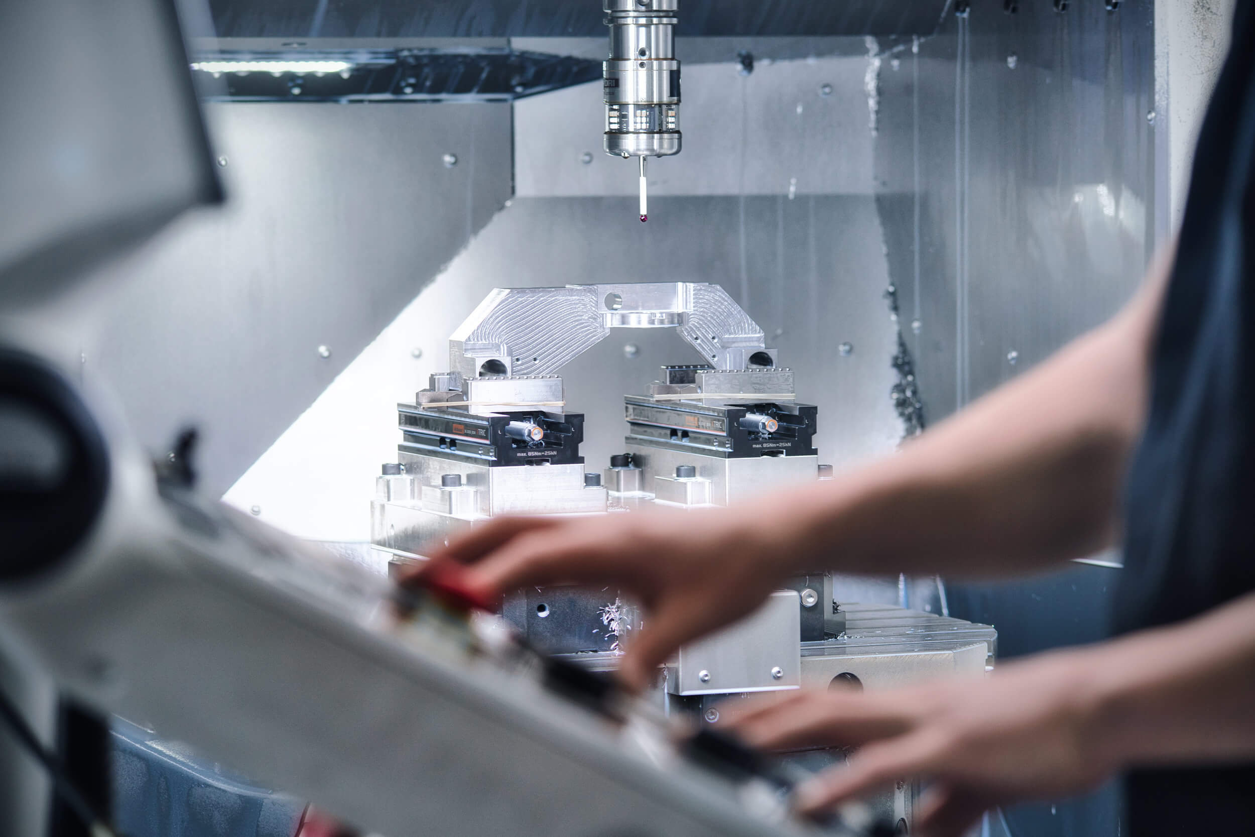 Mitarbeiter beim Bedienen einer Fräsmaschine - VoTec - CNC-Drehen und Fräsen